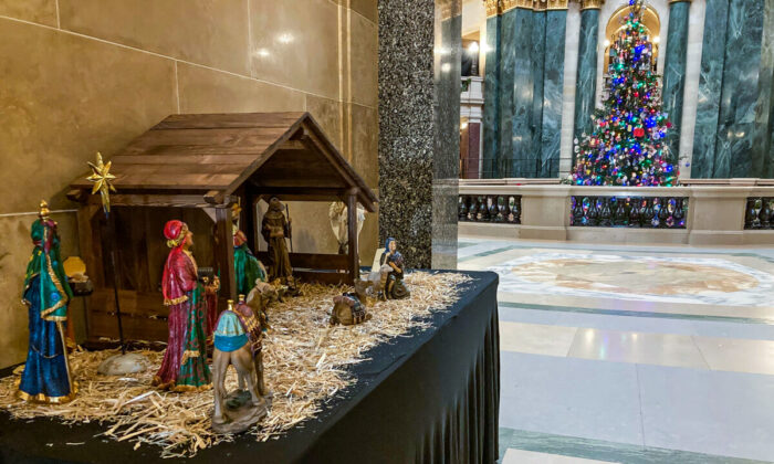 Cảnh Chúa giáng sinh được trưng bày tại 40 Tòa nhà Quốc hội tiểu bang