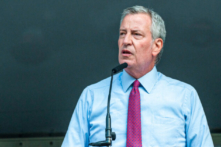 Thành phố New York bắt buộc khu vực tư nhân chích vaccine COVID-19