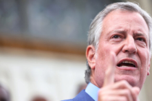 New York bắt buộc nhân viên trường tư thục và tôn giáo chích vaccine COVID-19