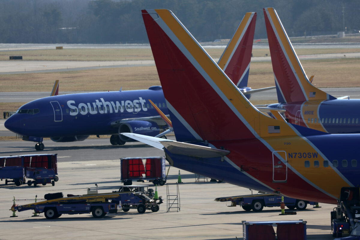 Hàng ngàn chuyến bay bị hủy khi ngành hàng không chật vật vì thiếu nhân viên