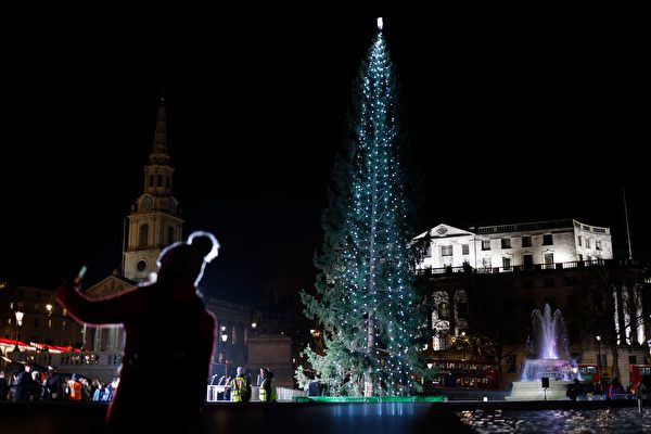 Loạt ảnh: Lễ thắp sáng cây thông Noel tại Quảng trường Trafalgar, London
