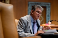 TNS Manchin vẫn không chắc chắn về dự luật chi tiêu của TT Biden