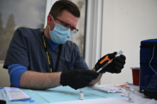 Vaccine COVID-19 của Johnson & Johnson không được khuyến nghị vì biến chứng nghiêm trọng