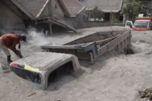 Indonesia: Lực lượng cứu hộ đào bới tro núi lửa sau khi 14 người thiệt mạng