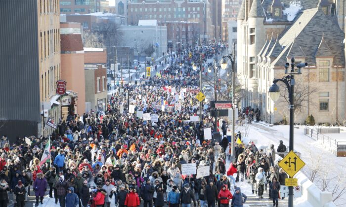 Canada: Hàng ngàn người biểu tình tuần hành ở Montreal lên án ‘sự bạo quyền’ về COVID