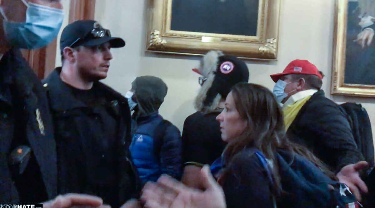 Video cho thấy cô Babbitt đã cố ngăn chặn cuộc tấn công vào Văn phòng Chủ tịch Hạ viện Hoa Kỳ hôm 06/01