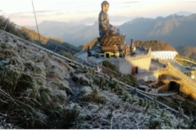 Việt Nam: Nhiệt độ xuống dưới 0 độ C, Lào Cai lại xuất hiện sương muối phủ trắng núi rừng Sa Pa