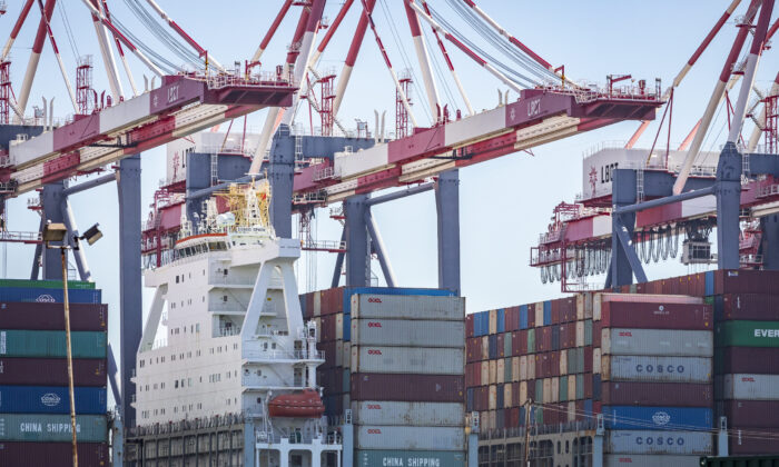 Thâm hụt thương mại Hoa Kỳ mở rộng với lượng nhập cảng hàng hóa tăng lên mức kỷ lục