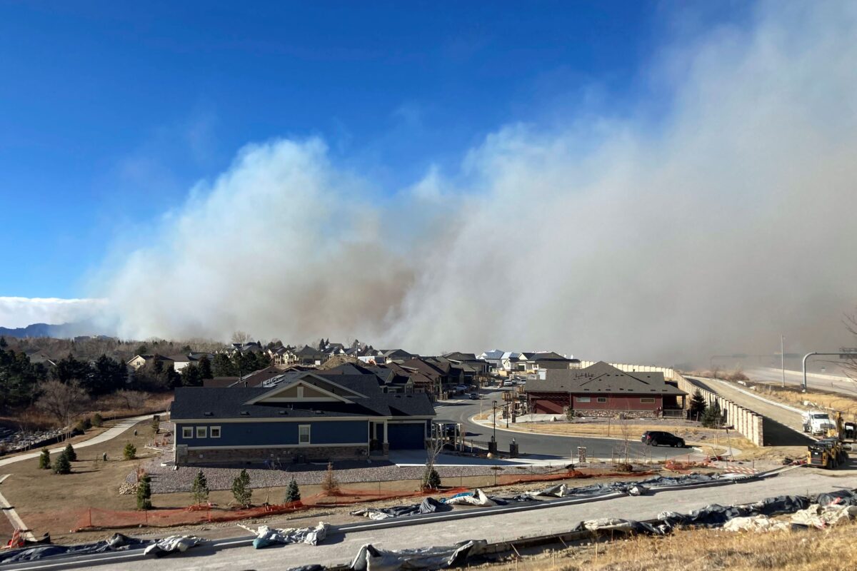 Cháy rừng ở Colorado: 30,000 người di tản, hàng trăm ngôi nhà bị thiêu rụi