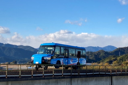 Xe buýt hay xe lửa? Xe DMV đầu tiên trên thế giới bắt đầu hoạt động tại Nhật Bản