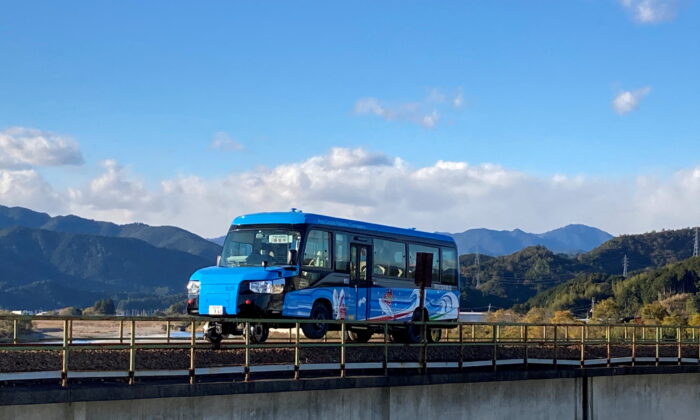 Xe buýt hay xe lửa? Xe DMV đầu tiên trên thế giới bắt đầu hoạt động tại Nhật Bản