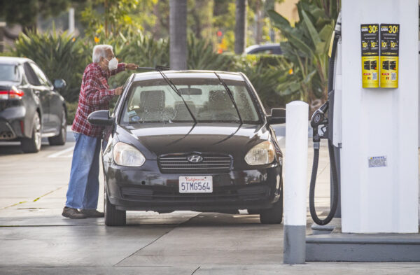 California hoãn tăng thuế xăng hàng năm trong một năm