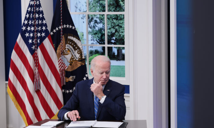 TT Biden công bố 1 tỷ USD cho các nhà chế biến nhỏ lẻ để giải quyết giá thịt tăng cao