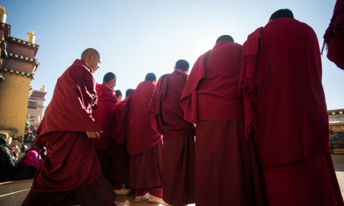 Chính quyền Trung Quốc buộc các nhà sư và người Tây Tạng phải chứng kiến cảnh phá dỡ tượng Phật