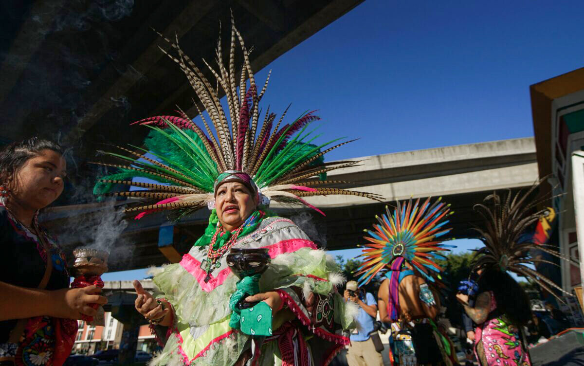 California đồng ý loại bỏ những lời cầu nguyện Aztec, Ashe