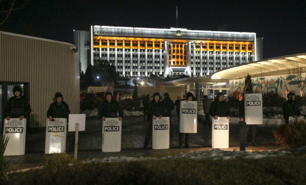 Các cuộc biểu tình buộc chính phủ Kazakhstan phải bãi nhiệm