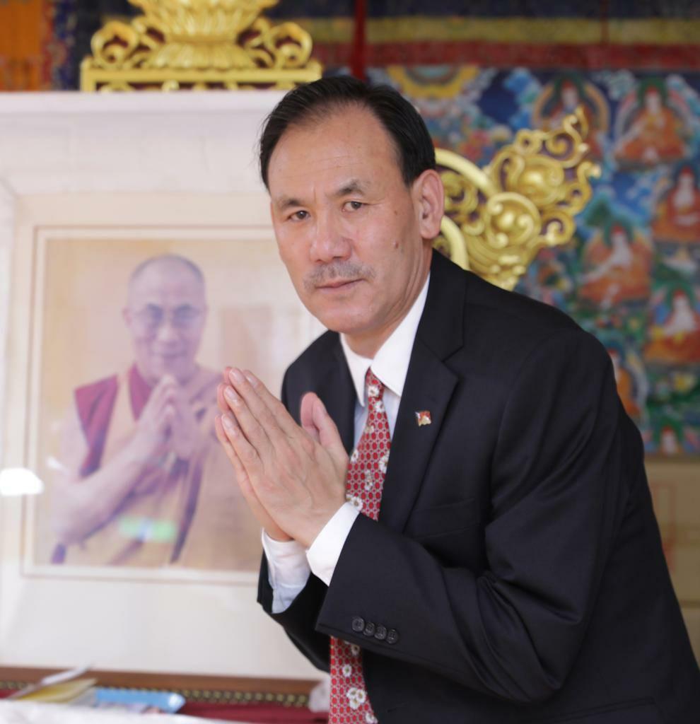 Chính quyền Trung Quốc buộc các nhà sư và người Tây Tạng phải chứng kiến cảnh phá dỡ tượng Phật