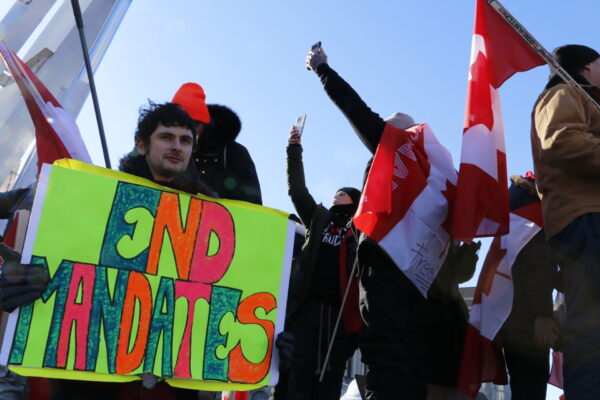 Loạt ảnh: Cuộc biểu tình xe tải Freedom Convoy ở Ottawa, Canada