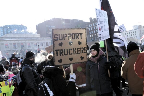 Loạt ảnh: Cuộc biểu tình xe tải Freedom Convoy ở Ottawa, Canada