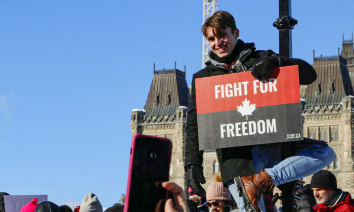 Loạt ảnh: Cuộc biểu tình xe tải Freedom Convoy ở Ottawa, Canada