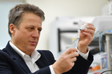 ‘Lợi ích kinh doanh xung đột với sức khỏe cộng đồng’ trong ngành vaccine COVID-19