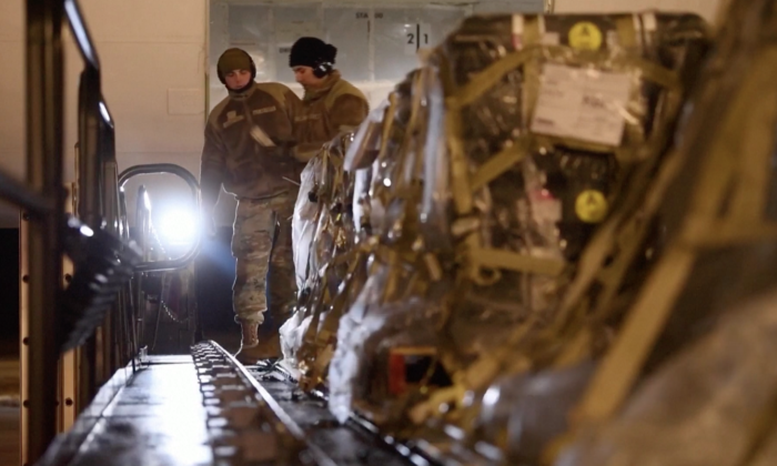 Lực lượng Không quân Hoa Kỳ chuẩn bị chuyển vũ khí cho Ukraine