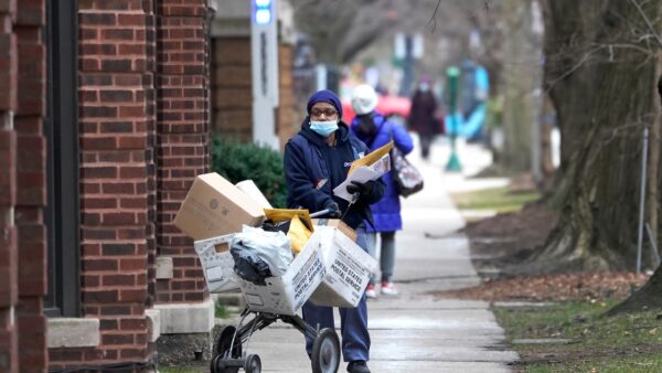 ‘Thảm họa có thể xảy ra’: Bưu điện Hoa Kỳ yêu cầu hoãn lệnh chích ngừa của OSHA