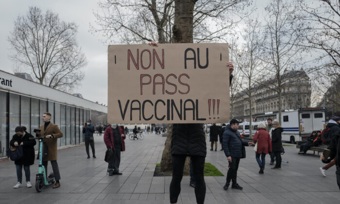 Pháp ban hành luật cấm người chưa chích ngừa đến hầu hết các địa điểm công cộng