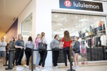 Doanh số bán lẻ tháng 12 giảm 1.9% do lạm phát tấn công người tiêu dùng Mỹ