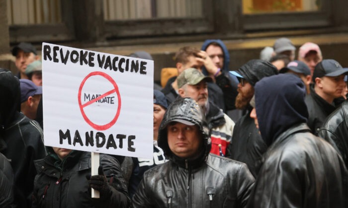 Lệnh bắt buộc chích vaccine