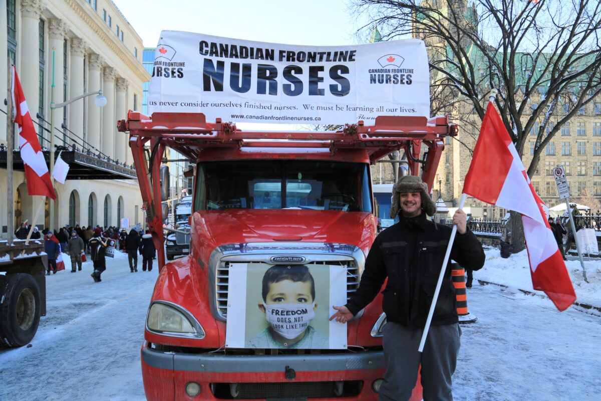 Canada: Cảnh sát Ottawa bắt người, thu giữ nhiên liệu tại điểm biểu tình của Freedom Convoy