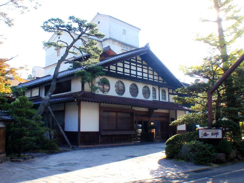 Bí mật trường tồn của khách sạn nghìn năm ở Nhật Bản: Tích đức không tích tiền