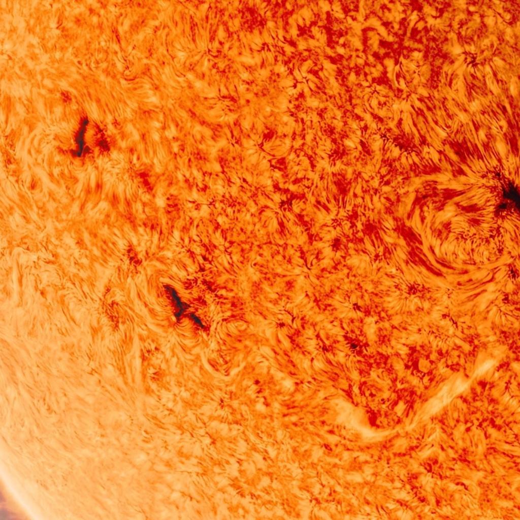 Ảnh mặt trời siêu nét xâu chuỗi từ 300,000 bức chụp qua thấu kính viễn vọng 