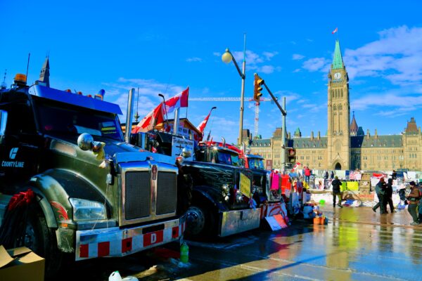 Ottawa: Người biểu tình đi vòng quanh với thùng nhiên liệu rỗng sau khi bị cảnh sát đe dọa bắt giữ