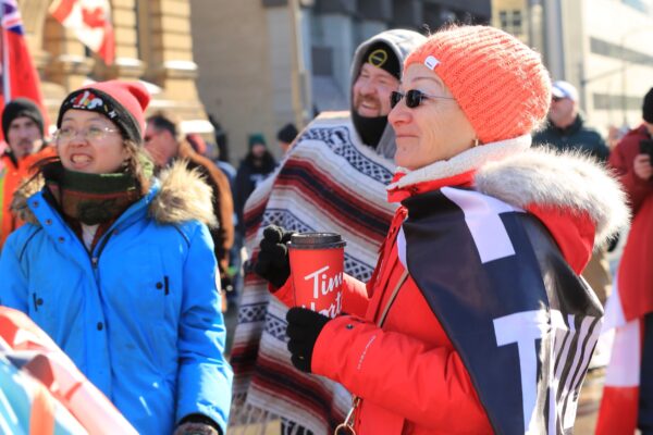 Ottawa: Người biểu tình đi vòng quanh với thùng nhiên liệu rỗng sau khi bị cảnh sát đe dọa bắt giữ