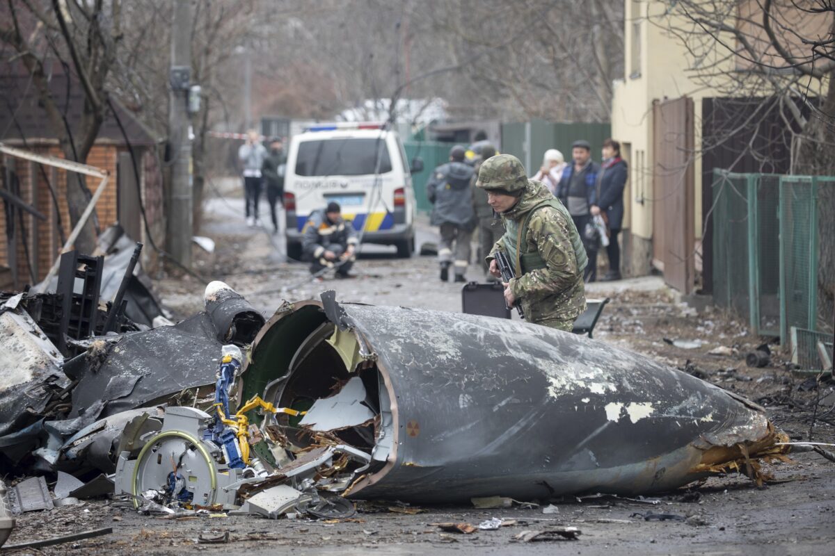 Giao tranh nổ ra trên đường phố ở Kyiv, người dân được khuyến cáo tìm nơi trú ẩn