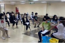 Việt Nam mùng 2 Tết: Số ca nhiễm giảm sâu, sĩ tử xếp hàng dài ‘xin chữ’ dù Văn Miếu – Quốc Tử Giám đóng cửa