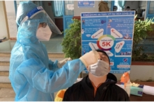 Việt Nam ngày 24/2: Hơn 69,000 ca nhiễm mới, Bộ Công Thương giao doanh nghiệp nhập thêm 2.4 triệu m3 xăng dầu