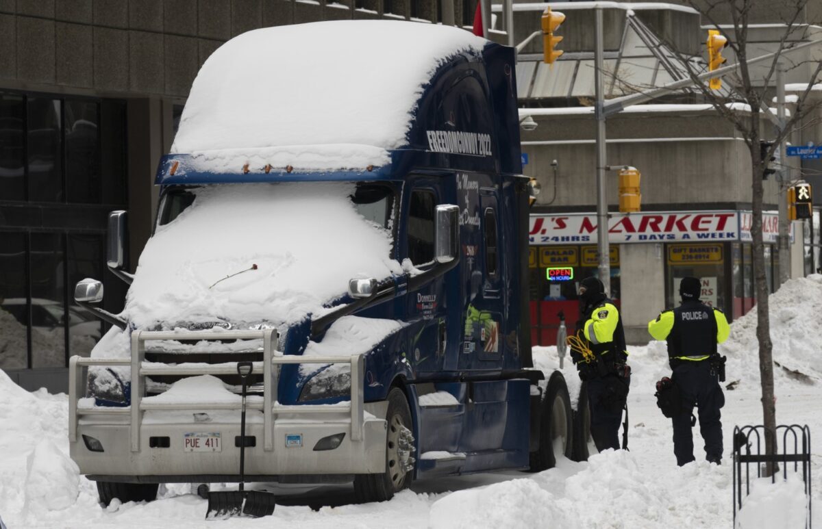 Ottawa: Thị trưởng cho biết có thể bán những xe tải biểu tình bằng cách sử dụng Đạo luật Khẩn cấp