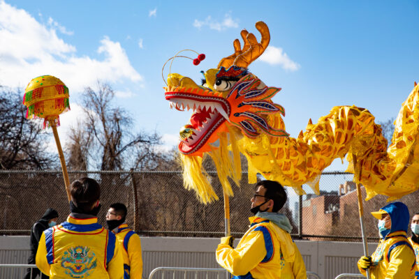 Cờ Trung Quốc tiếp tục xuất hiện trong lễ đón năm mới với ít người cầm cờ hơn
