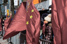 Cờ Trung Quốc tiếp tục xuất hiện trong lễ đón năm mới với ít người cầm cờ hơn