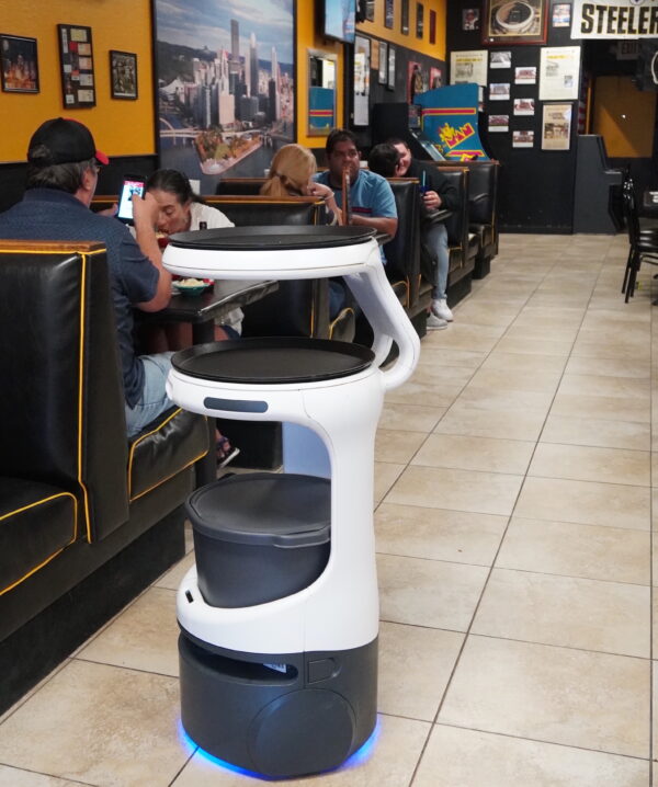 Robot hỗ trợ phục vụ tại nhà hàng ở Florida