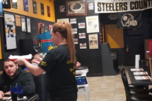 Robot hỗ trợ phục vụ tại nhà hàng ở Florida