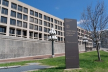 Báo cáo cho thấy, số người Mỹ sống dựa vào tiền lương tăng 7%