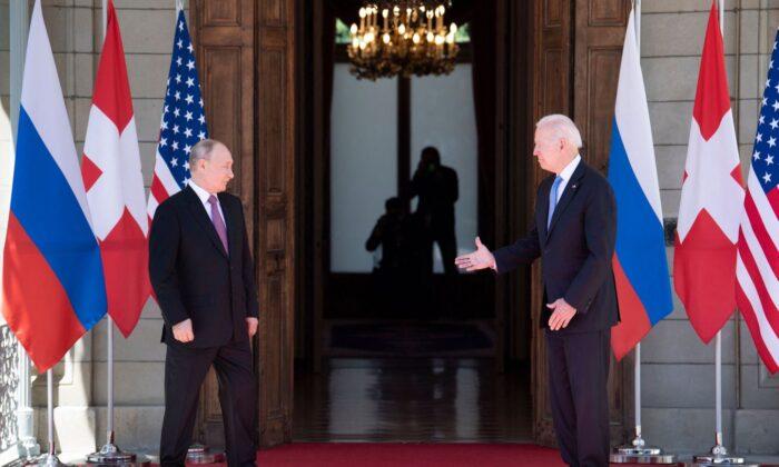 Tổng thống Biden, Putin điện đàm hàng giờ về Ukraine
