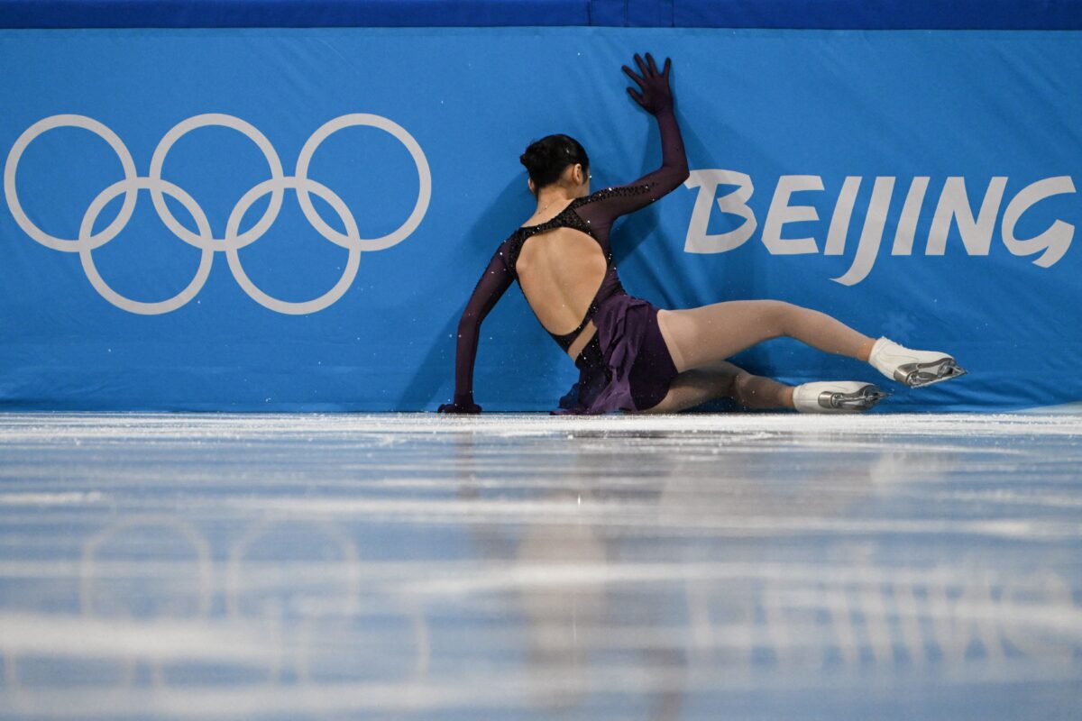 VĐV trượt băng nghệ thuật người Mỹ gốc Hoa bật khóc sau một cú ngã nữa tại Bắc Kinh 2022