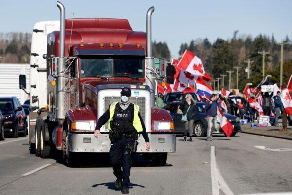 Tài xế xe tải vượt vòng phong tỏa vào giao lộ biên giới British Columbia-Hoa Thịnh Đốn: ‘Tôi còn ở đây lâu dài’