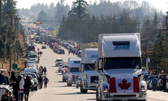 Tài xế xe tải vượt vòng phong tỏa vào giao lộ biên giới British Columbia-Hoa Thịnh Đốn: ‘Tôi còn ở đây lâu dài’