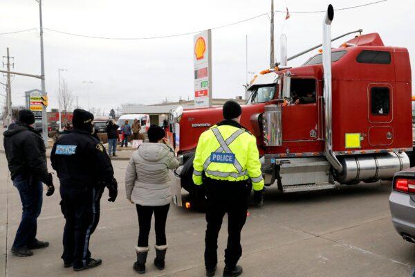 Cảnh sát bắt giữ để giải tán biểu tình tại giao lộ biên giới chính giữa Canada-Hoa Kỳ