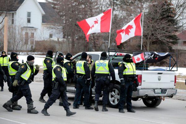 Cảnh sát bắt giữ để giải tán biểu tình tại giao lộ biên giới chính giữa Canada-Hoa Kỳ